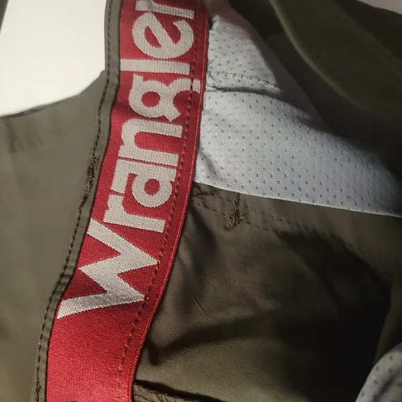 Nwot Wrangler Men's Cargo Pants - Olive - Picture 2 of 6
